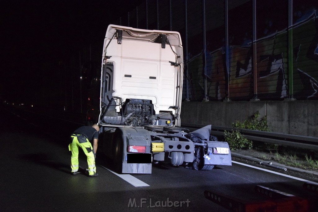 LKW Verfolgung A 3 Rich Oberhausen gestellt mit Nagelbrett Hoehe AS Koeln Dellbrueck P25.JPG - Miklos Laubert